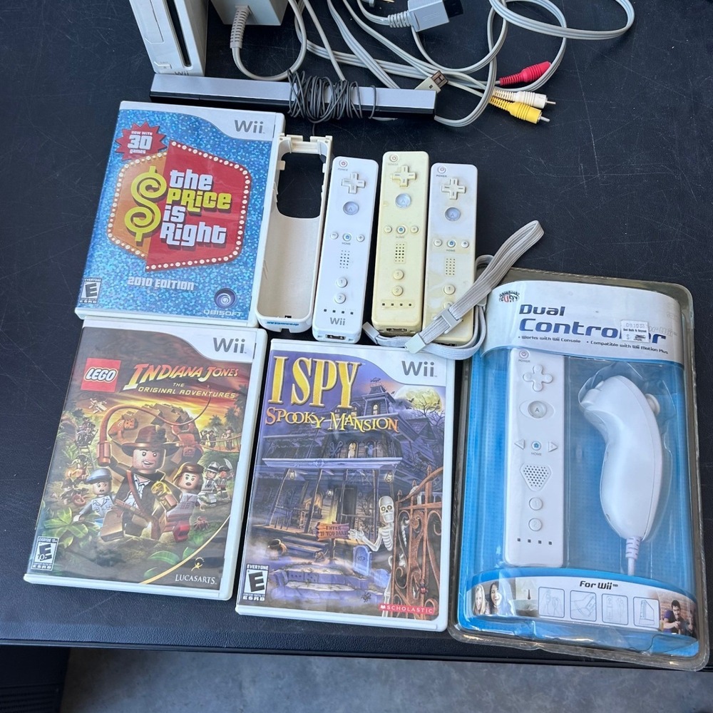 Nintendo Wii RVL-001 Console Bundle 3 Games 4 Remotes LEGO Indiana Jones I Spy